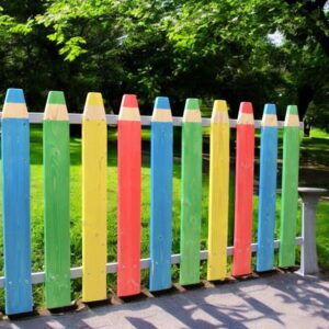 Mobilier Urban - Gard din lemn cu rigle tip creion si stalpi metal